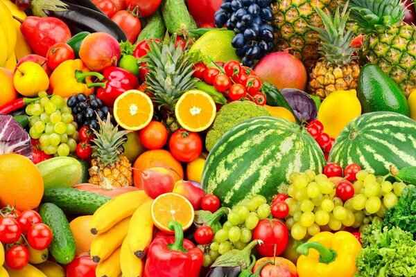 Tazón con una selección de frutas frescas preparadas para servir